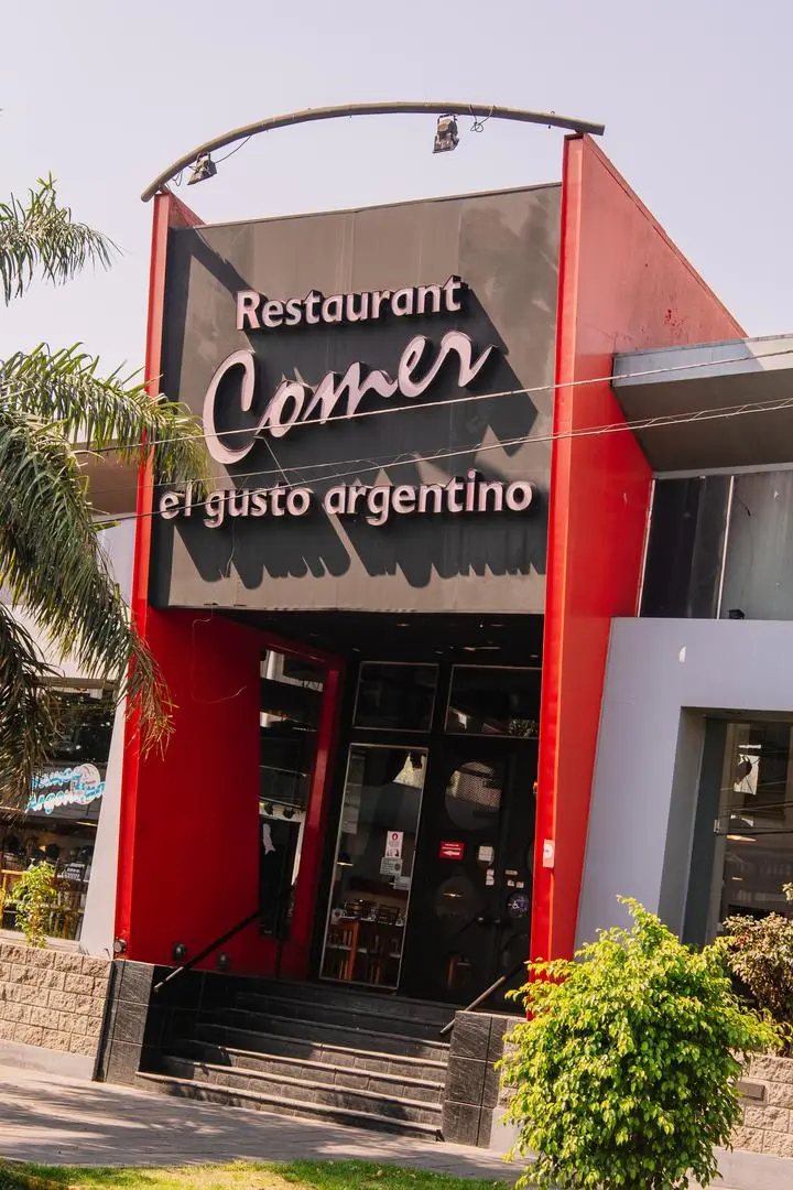 Fachada y entrada de Comer Quilmes