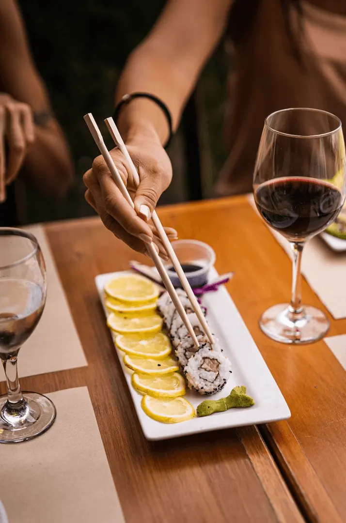 Plato con piezas de sushi en Comer Quilmes