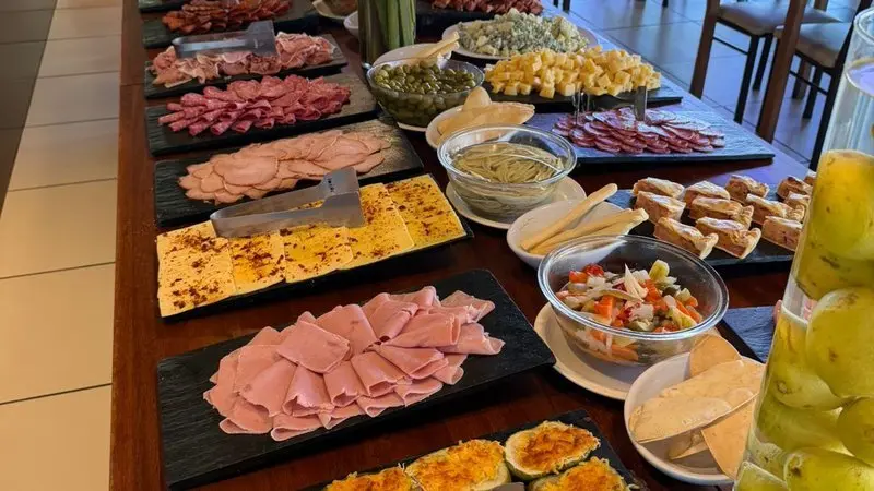 Selección de fiambres y preparaciones del buffet frío