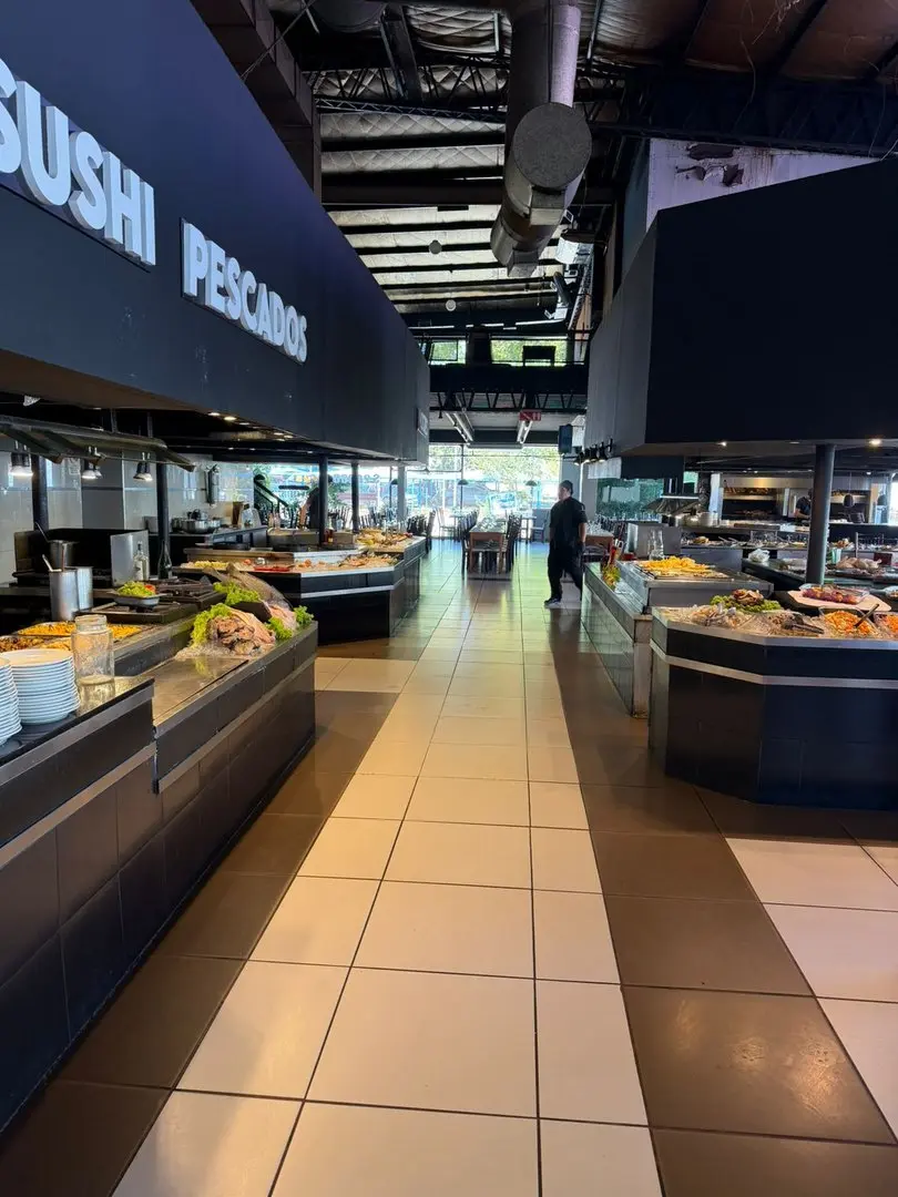 Vista del salón y el recorrido del buffet