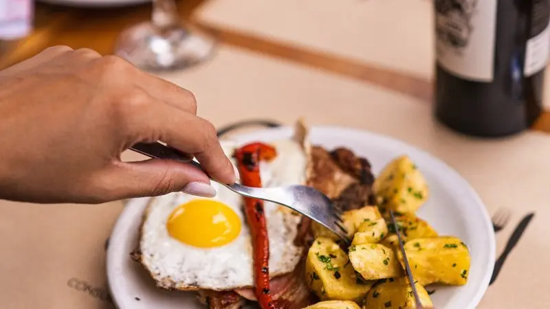 Plato de carne con papas y huevo