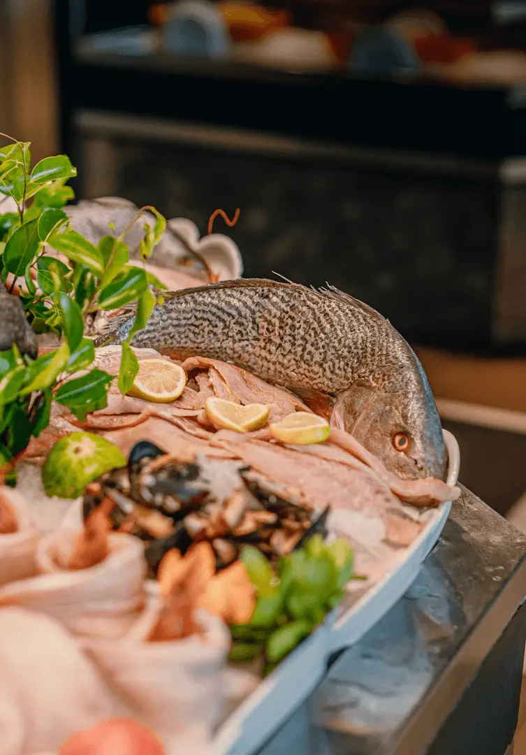 Preparación de pescado presentada en el buffet