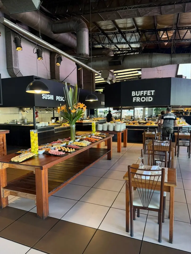 Salón de Comer Quilmes con las islas de buffet y mesas